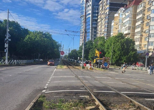 «Провал грунта и системы муниципального транспорта!» В Краснодаре на улице Московской из-за коммунальной аварии встали трамваи