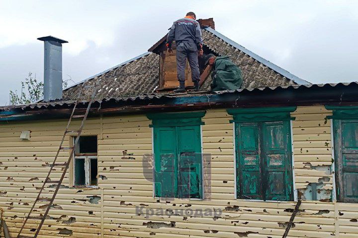 «Как из-под обстрела!» В Сети показали дома, разрушенные градом на Кубани 