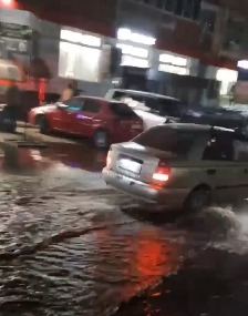 «Забудьте про машины! Доставайте лодки!» В Краснодаре произошёл прорыв канализации, который затопил проезжую часть - ВИДЕО