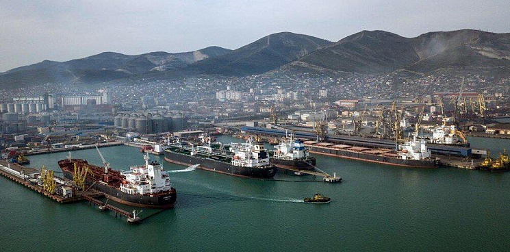 Во всех портах России пройдут проверки после разлива нефти в Черном море