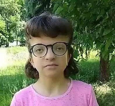 Девочка в Донецке читала стих о России, когда рядом прогремел взрыв снаряда - ВИДЕО