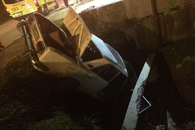 В Сочи автомобиль с пассажирами упал в глубокую канаву. Водитель погиб