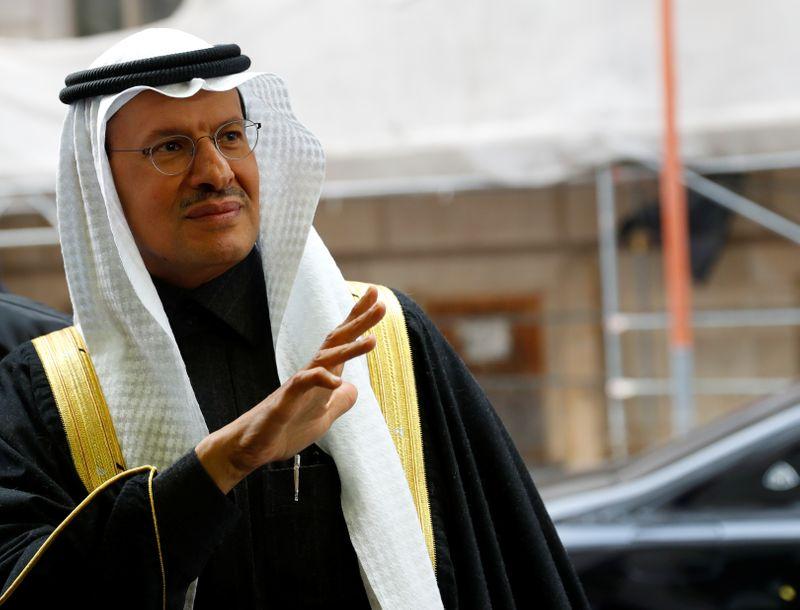 «Вы писали, что мы сговорились с Россией повысить цены на нефть - это ложь!» Министр энергетики Саудовской Аравии отказался разговаривать с журналистом Reuters – ВИДЕО
