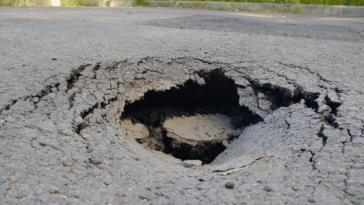 «Кубанское грязелечение»: в Краснодаре автомобили и горожане вынуждены форсировать грязь и огромную лужу на Ростовском шоссе – ВИДЕО