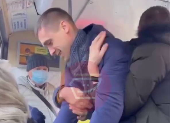 В Краснодаре пассажиры трамвая вытолкали антимасочника из вагона