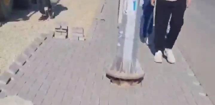 «Всё для «удобства» пешеходов!» В Краснодаре на улице Зиповской сделали узкий тротуар с люком и столбом в центре – ВИДЕО