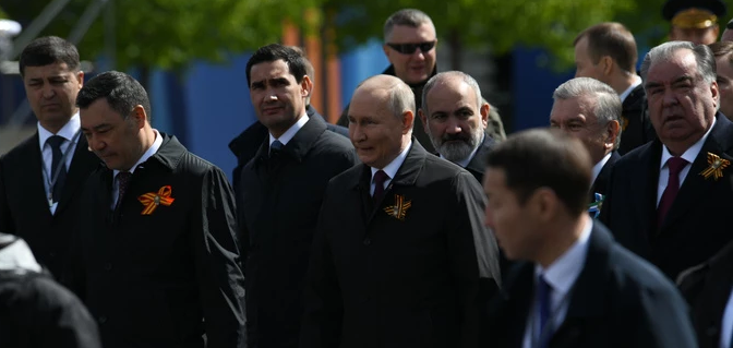 В проукраинских Telegram-каналах пишут, что на Параде Победы в Москве был «клон Путина» 