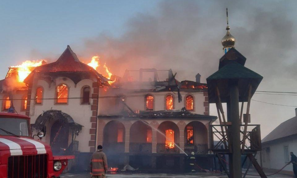 «Господи, помилуй!» На Украине неизвестные уничтожили один из самых красивых храмов УПЦ в Черновицкой области – ВИДЕО 