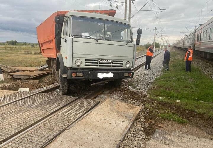 В Волгоградской области поезд из Адлера столкнулся с грузовиком