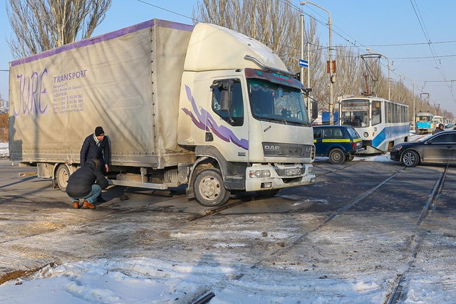  В Краснодаре фура остановила движение трамваев на два часа