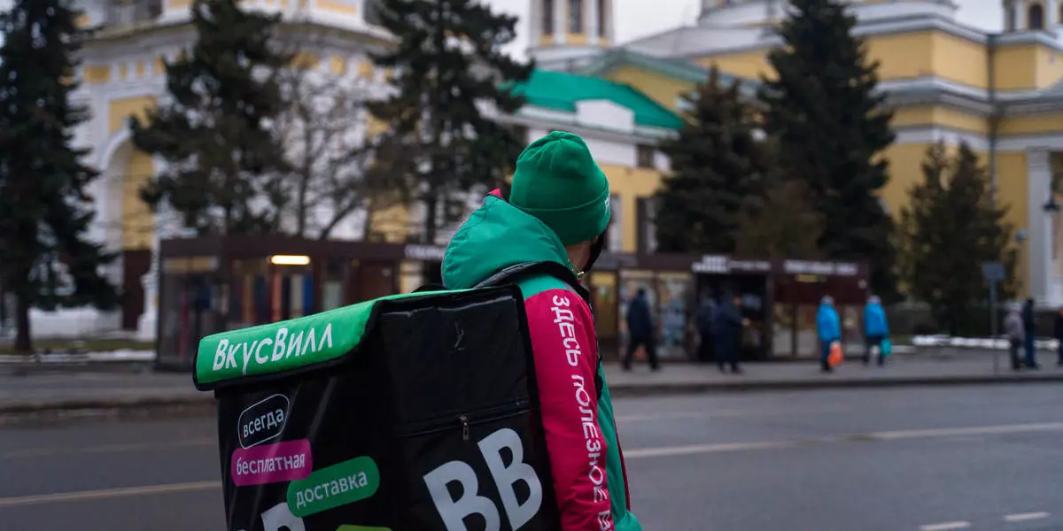 «Это мой город! Я буду ездить, как по кайфу!» В Москве наглый курьер «ВкусВилла» чуть не сбил женщину с ребёнком, ему сделали выговор - ВИДЕО