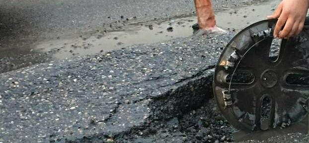 «Издевательство над людьми!» В краснодарском МЦУ заявили, что «отремонтировали» дорогу на улице Красных Партизан, но водители всё так же стоят в пробках и теряют в ухабах колёса