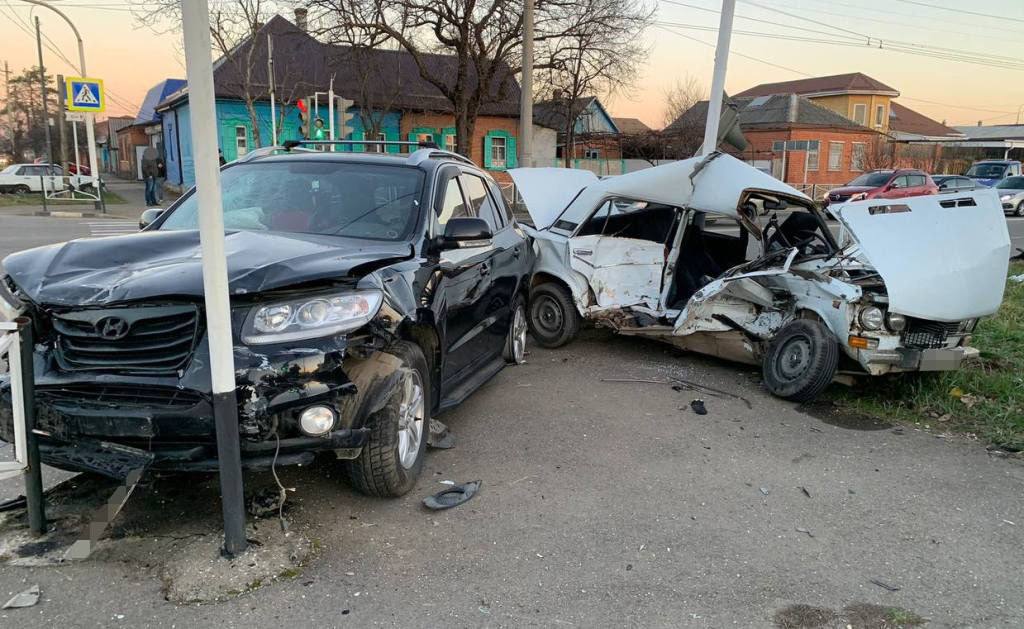 В Майкопе произошло смертельное ДТП: 19-летняя девушка от полученных травм скончалась по дороге в больницу