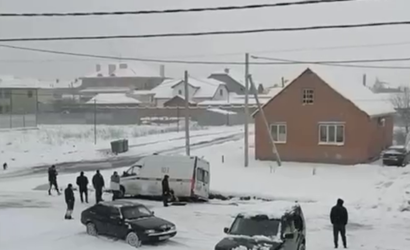 В Краснодаре машина скорой помощи застряла в кювете из-за снегопада