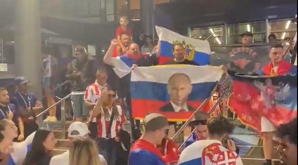 «Путин – это символ!» Флаг с портретом президента РФ появился на Australian Open, несмотря на запрет - ВИДЕО