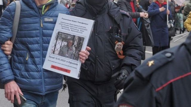 Участника «Бессмертного полка» в Сочи арестовали за антивоенную надпись 