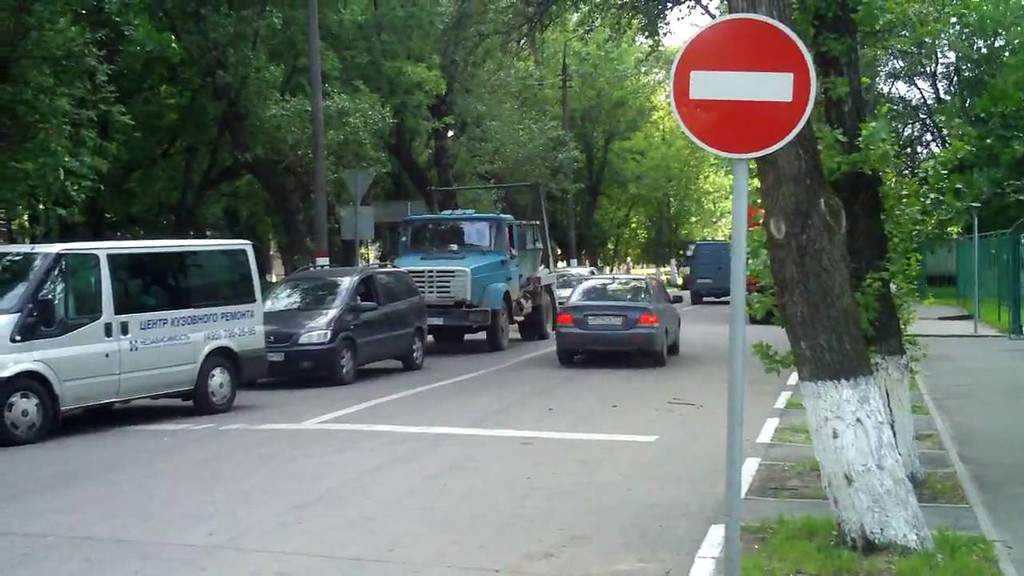 «Сбивают животных и задевают людей»: в Краснодаре водители, на узкой улице, создают опасные ситуации - ВИДЕО 