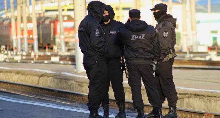«Мы так больше не будем!» В Крыму задержаны двое парней, которые демонстрировали символику нацбата «Азов»* - ВИДЕО