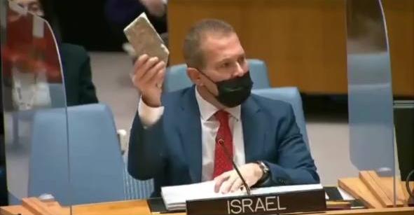 «Почему мы бомбим и убиваем женщин и детей? В нас кидают камни!» Представитель Израиля принёс на слушание в Совбез ООН камень, чтобы объяснить причину действий евреев в Секторе Газа – ВИДЕО