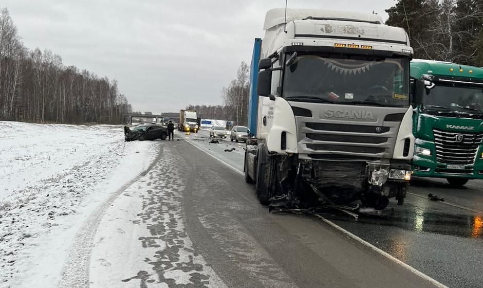 На Кубани Chevrolet врезался в грузовик, погибли два человека