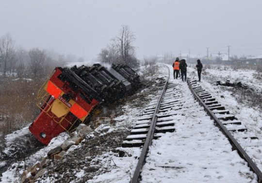 На Кубани три человека пострадало при сходе локомотива с рельсов