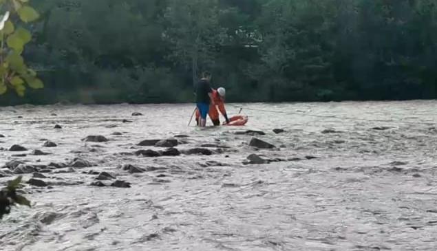В Сочи туристка с ребенком застряла на островке посреди горной реки
