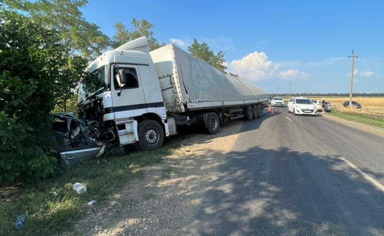 На Кубани СК возбудил дело после ДТП, в котором погибла семья из Петербурга