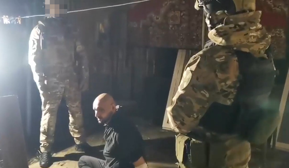 В Сочи мужчина устроил стрельбу дома и взял в заложники мать