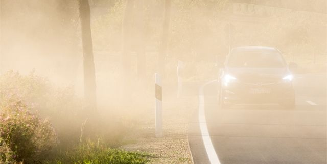 «Пыль столбом - дороги к школе нет!» В краснодарском посёлке Знаменском люди вынуждены возить детей в школу по узкой дороге – ВИДЕО