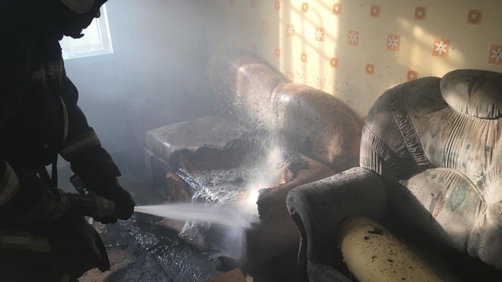 В Краснодаре произошел пожар в двухэтажном доме