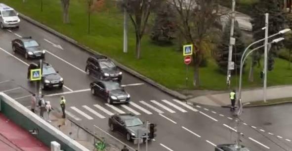«В городе 9-балльные пробки, автомобили выгнали с парковок»: водители в Краснодаре стоят в заторах из-за приезда делегации из Белоруссии