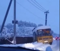 Под Краснодаром в снегу застревают школьные автобусы и машины