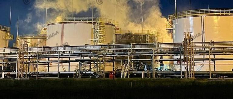 «И снова бессонная ночь на Кубани»: ВСУ вновь атаковали  нефтеперерабатывающий завод, появились видео пожара, пламя было устранено – ВИДЕО