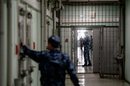 «Как правильно заходить в хату»: в России бывшие заключённые начали обучать будущих тюремным правилам – ВИДЕО