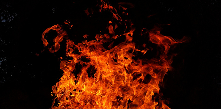 В Кропоткине из горящего «Рыбного цеха» эвакуировали 30 человек