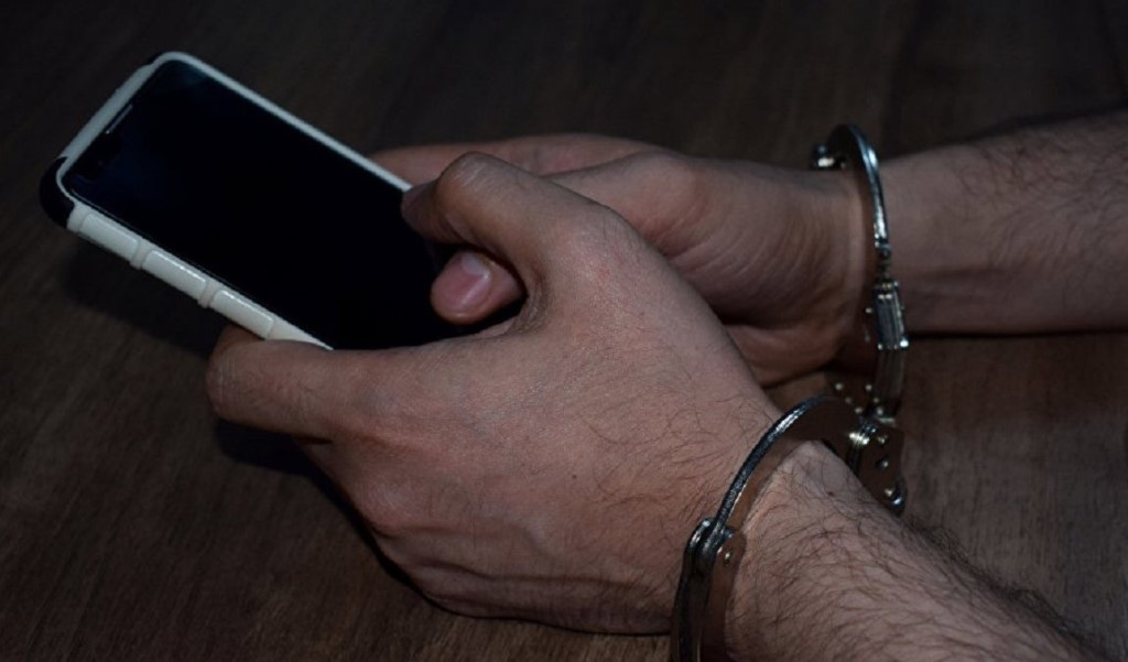 В Краснодаре покупатель украл у девушки телефон, который она хотела продать