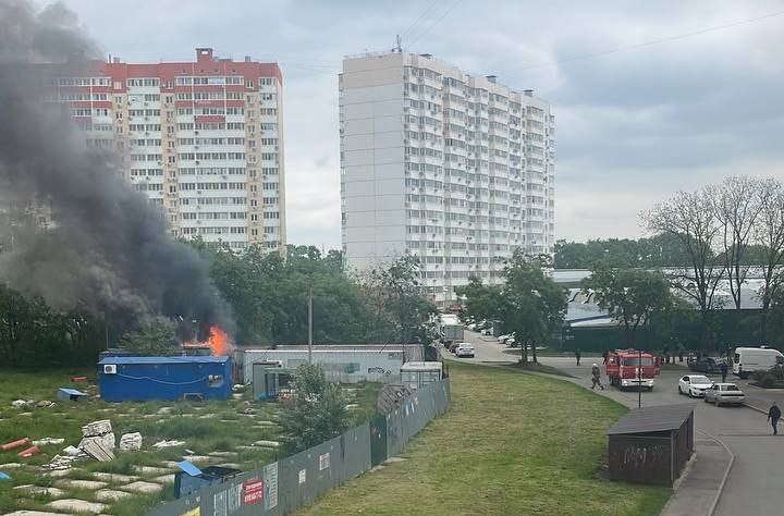 Дым от пожара распространился на весь район в Краснодаре