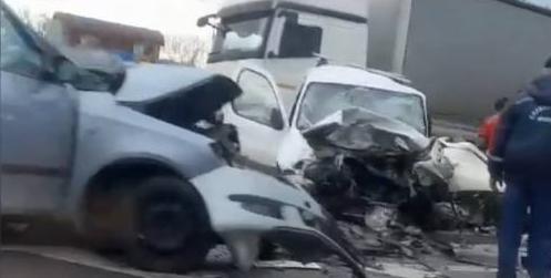 «Жуткая авария, машины всмятку»: в краснодарской станице столкнулись два автомобиля, водители погибли - ВИДЕО