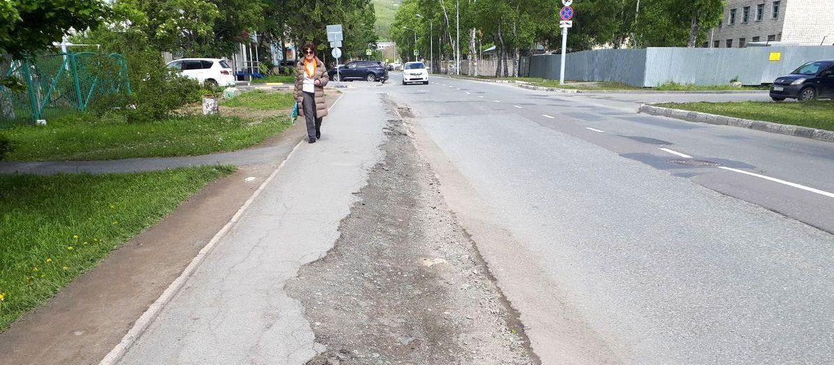 «Ты не пройдешь!» В аккаунте мэрии Краснодара высмеивают проблемы горожан из-за отсутствия ремонта тротуаров? 