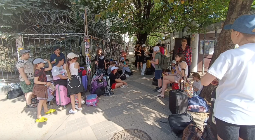 «Сидели на асфальте, отгоняли собак и бомжей»: в Краснодаре группу детей из ХМАО, ожидающих автобус до детского лагеря в Туапсе, выставили из ЖД-вокзала на жару