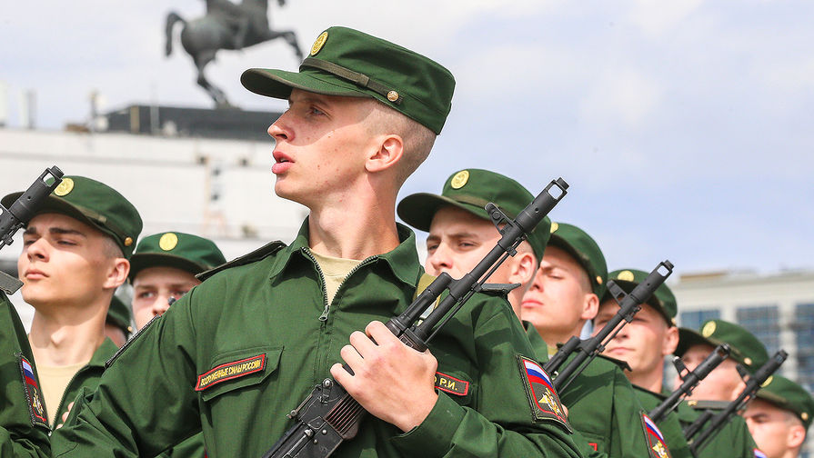 В День рождения - на фронт! В Якутии призывника поздравили с появлением на свет в местном военкомате