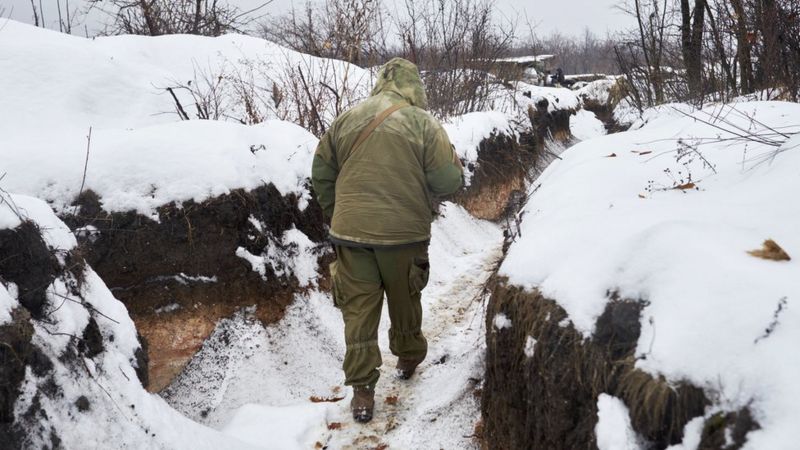 «Ребята здесь просто померзнут. Кто будет воевать?»: российские бойцы пожаловались на проживание в ледяных траншеях – ВИДЕО