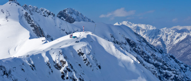 В Сочи сошедший с лыжной трассы сноубордист застрял в горах 