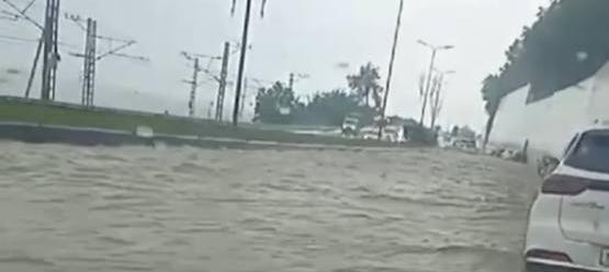 «Кубань уходит под воду»: в Сочи из-за ливней подтопило улицы и дороги, движение машин затруднено