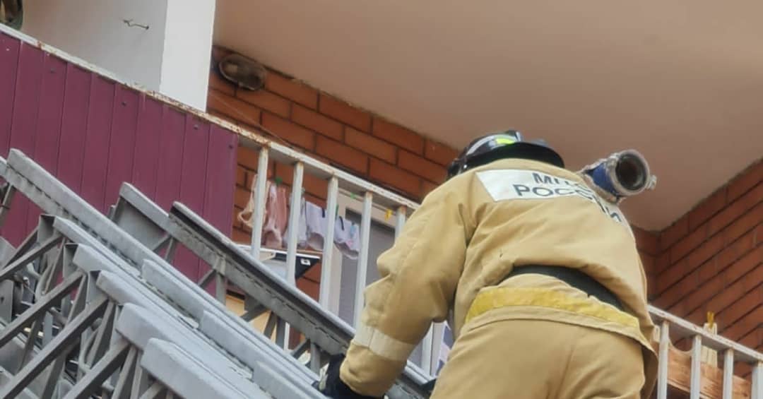 Из-за пожара в краснодарской многоэтажке эвакуировали 8 человек