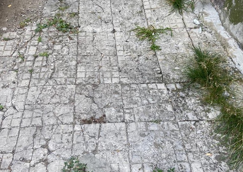 «Довоенная плитка на 25 клеток»: на Кубани сохранилось дорожное покрытие, которое выпускали цемзаводы до начала Великой Отечественной войны