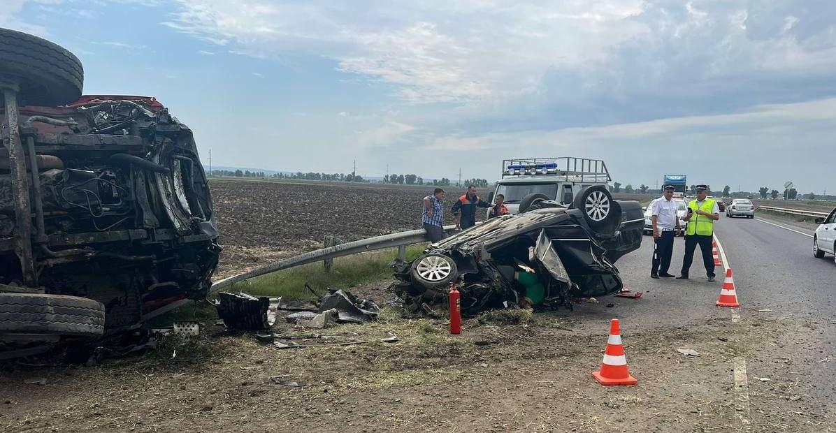 «День трагических аварий»: на Кубани в двух ДТП с грузовиками скончались трое взрослых и двое детей – ВИДЕО