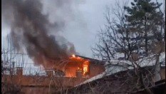 «Слаженная работа и быстрая ликвидация»: в Краснодаре загорелся частный дом, пожар потушили за полчаса