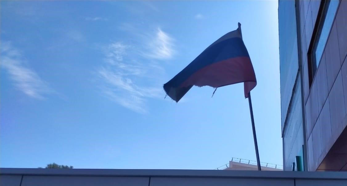 «Какое неуважение к национальной гордости!» Жительница Новороссийска требует заменить порванный флаг России на входе в один из торговых центров города