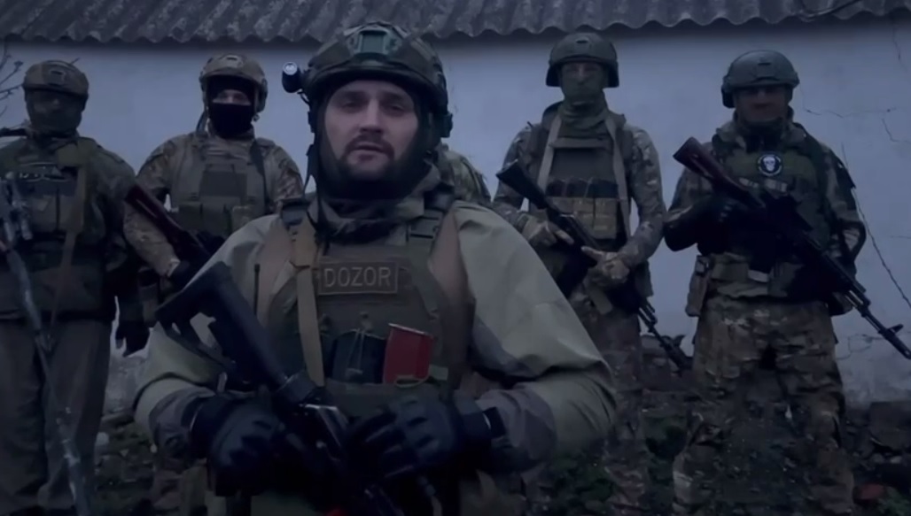 «Под этим флагом совершаются военные преступления и теракты!» Бойцы ВС РФ просят Путина и Беглова разобраться в ситуации вокруг украинского флага в центре Петербурга – ВИДЕО